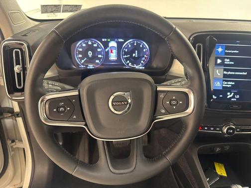 Ice White 2020 Volvo XC40 T5 Momentum