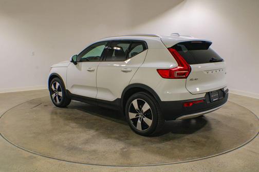 Ice White 2020 Volvo XC40 T5 Momentum