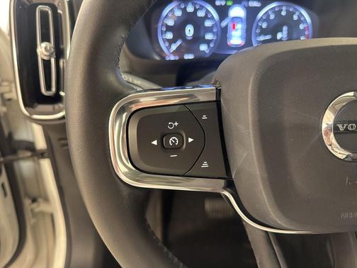 Ice White 2020 Volvo XC40 T5 Momentum