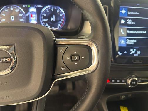 Ice White 2020 Volvo XC40 T5 Momentum