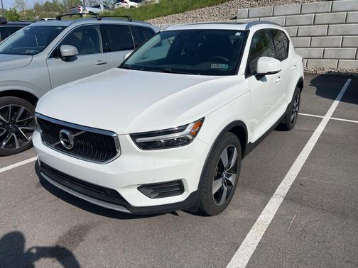 Ice White 2020 Volvo XC40 T5 Momentum