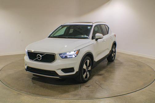 Ice White 2020 Volvo XC40 T5 Momentum