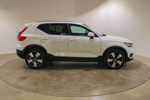 Ice White 2020 Volvo XC40 T5 Momentum