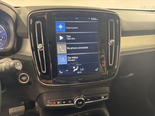 Ice White 2020 Volvo XC40 T5 Momentum