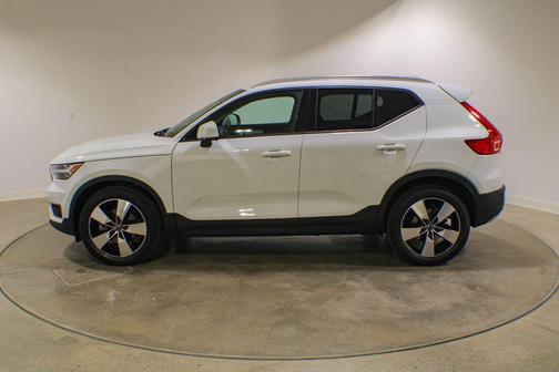 Ice White 2020 Volvo XC40 T5 Momentum
