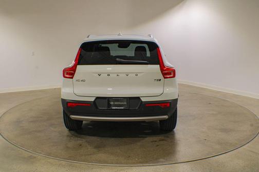 Ice White 2020 Volvo XC40 T5 Momentum