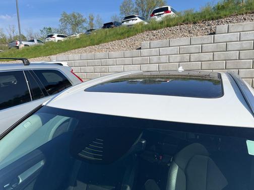Ice White 2020 Volvo XC40 T5 Momentum
