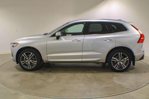 Bright Silver Metallic 2021 Volvo XC60 T5 Momentum
