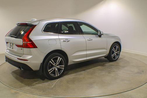 Bright Silver Metallic 2021 Volvo XC60 T5 Momentum