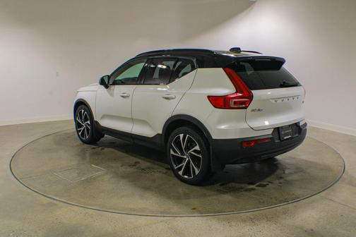 Crystal White Metallic 2022 Volvo XC40 T5 R-Design