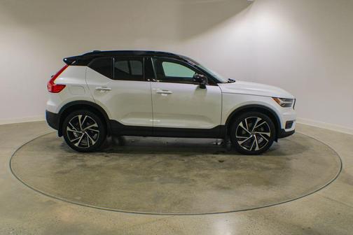 Crystal White Metallic 2022 Volvo XC40 T5 R-Design