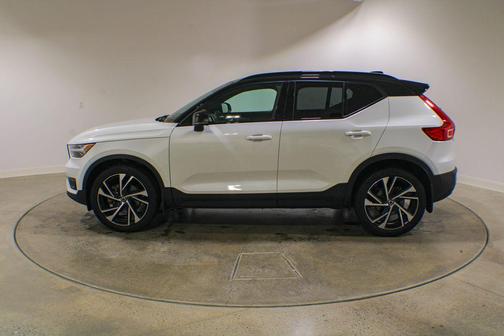 Crystal White Metallic 2022 Volvo XC40 T5 R-Design