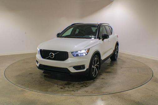 Crystal White Metallic 2022 Volvo XC40 T5 R-Design