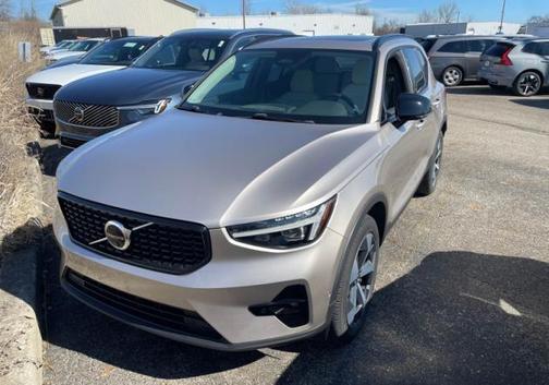 2024 Volvo XC40 B5 Plus Dark Theme
