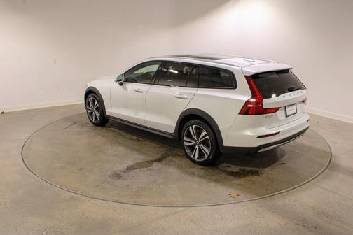 2025 Volvo V60 Cross Country Plus, B5 AWD Gas (mild hybrid)