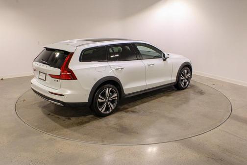 2025 Volvo V60 Cross Country Plus, B5 AWD Gas (mild hybrid)