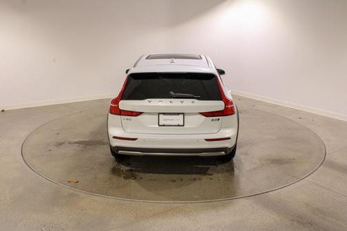 2025 Volvo V60 Cross Country Plus, B5 AWD Gas (mild hybrid)