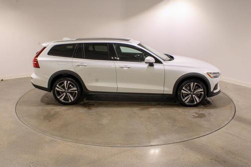 2025 Volvo V60 Cross Country Plus, B5 AWD Gas (mild hybrid)
