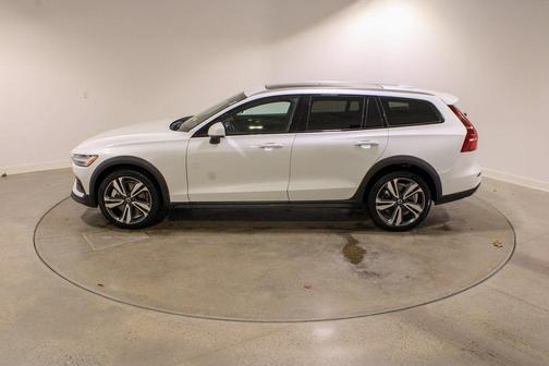 2025 Volvo V60 Cross Country Plus, B5 AWD Gas (mild hybrid)