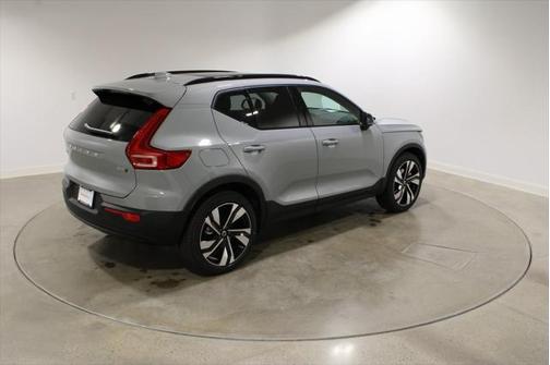 2025 Volvo XC40 B5 Plus Dark Theme