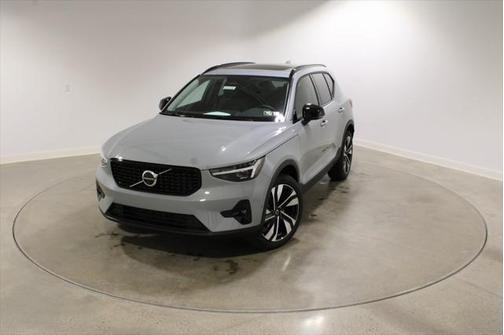 2025 Volvo XC40 B5 Plus Dark Theme
