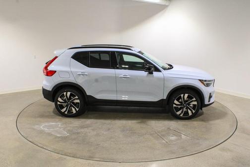 2026 Volvo XC40 Plus, B5 AWD Gas (mild hybrid), Dark