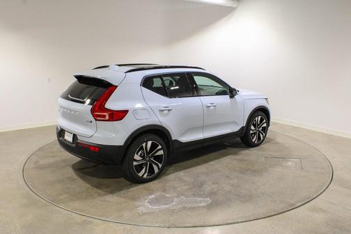 2026 Volvo XC40 Plus, B5 AWD Gas (mild hybrid), Dark