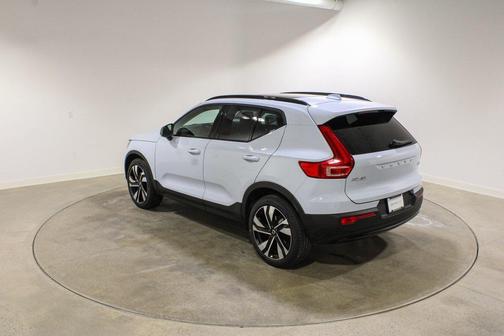 2026 Volvo XC40 Plus, B5 AWD Gas (mild hybrid), Dark