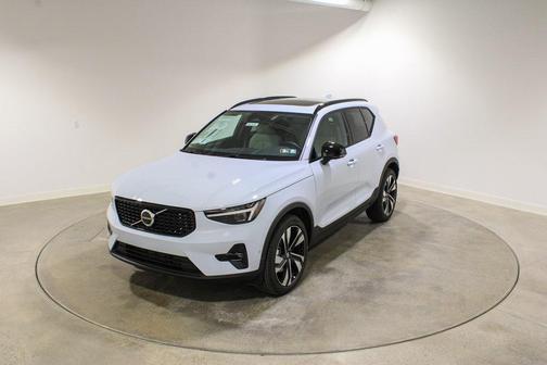 2026 Volvo XC40 Plus, B5 AWD Gas (mild hybrid), Dark