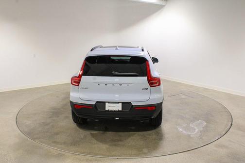 2026 Volvo XC40 Plus, B5 AWD Gas (mild hybrid), Dark