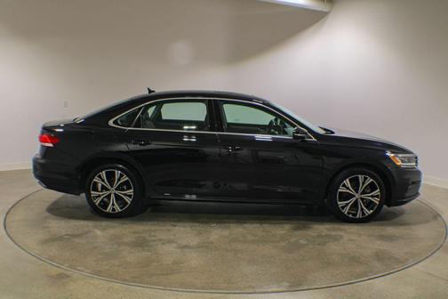 Deep Black Pearl 2022 Volkswagen Passat 2.0T SE
