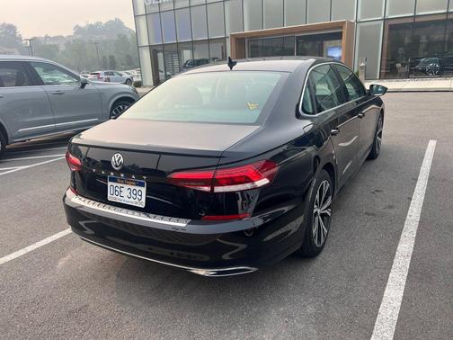 Deep Black Pearl 2022 Volkswagen Passat 2.0T SE