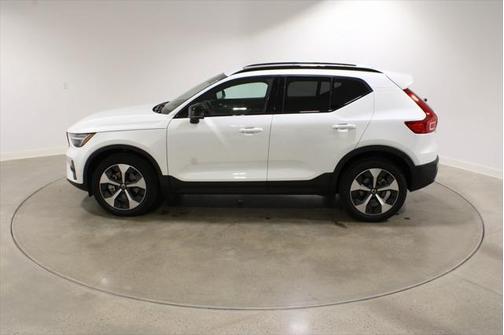 2025 Volvo XC40 B5 Plus Dark Theme