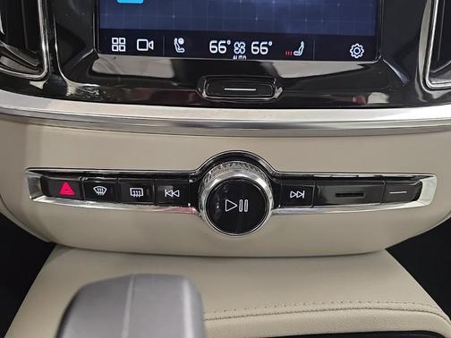 2023 Volvo S60 Recharge Plug-In Hybrid T8 Plus Dark Theme