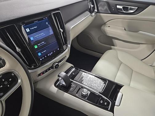 2023 Volvo S60 Recharge Plug-In Hybrid T8 Plus Dark Theme