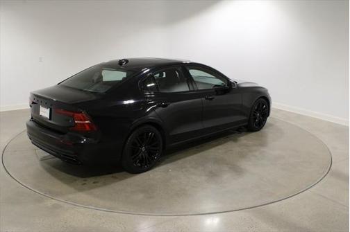 2022 Volvo S60 T6 R-Design