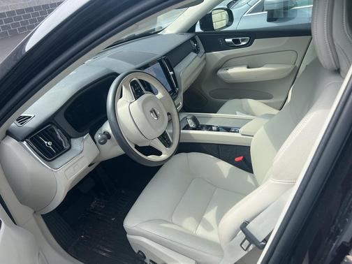 2024 Volvo XC60 B5 Plus Dark Theme