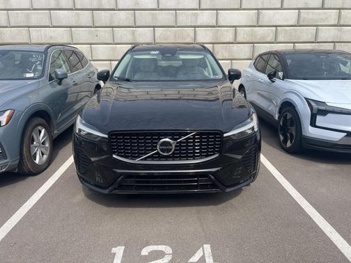 2024 Volvo XC60 B5 Plus Dark Theme