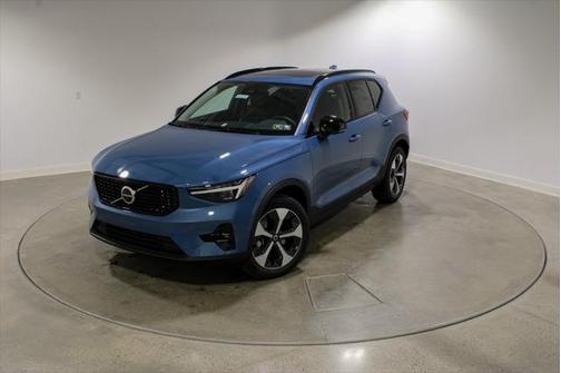 2025 Volvo XC40 B5 Plus Dark Theme