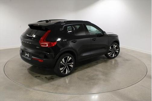 2025 Volvo XC40 B5 Plus Dark Theme