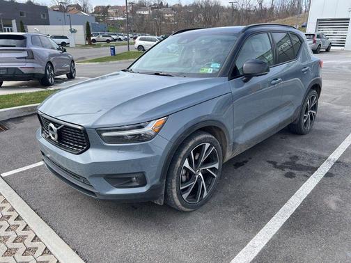 2022 Volvo XC40 T5 R-Design