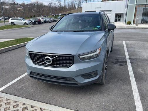 2022 Volvo XC40 T5 R-Design