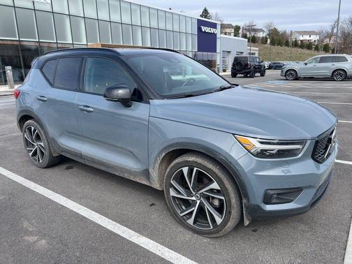 2022 Volvo XC40 T5 R-Design