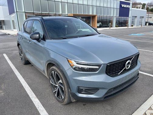 2022 Volvo XC40 T5 R-Design