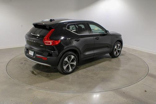 2025 Volvo XC40 B5 Core Bright Theme