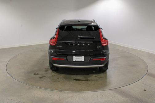 2025 Volvo XC40 B5 Core Bright Theme