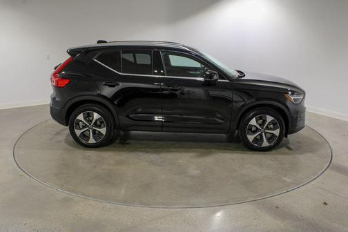 2025 Volvo XC40 B5 Core Bright Theme