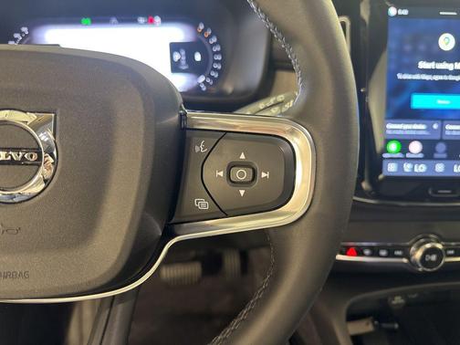 2023 Volvo XC40 B5 Plus Dark Theme