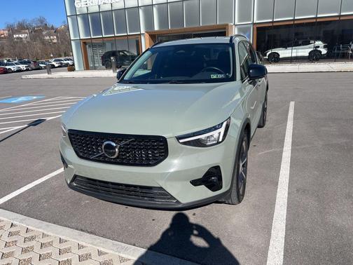 2023 Volvo XC40 B5 Plus Dark Theme