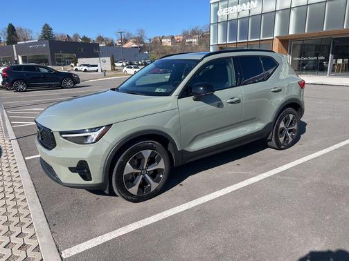 2023 Volvo XC40 B5 Plus Dark Theme